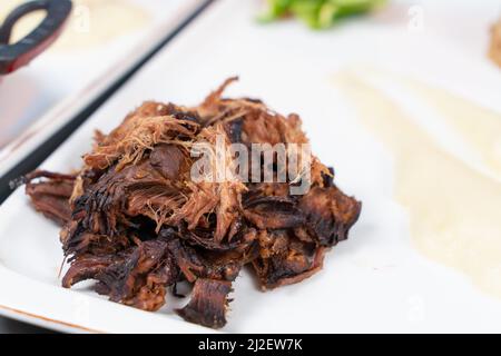 Vista dall'alto di insalata di stagione composta da verdure di garofano, verdure, carote grattugiate su sfondo blu in un ambiente isolato. Foto Stock