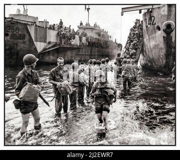 WW2 Italia Invasion Napoli l'Esercito USA infermiere e soldati a Napoli, Italia, sguazzando a terra da LCI 242 durante l'azione del settembre 1943. L'infermiera in primo piano porta gli stivali intorno al collo per la sicurezza. Novembre 4, 1943. Marina degli Stati Uniti Foto Stock