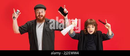 Collage. Ritratti di uomo e ragazzo bearded alla moda, bambino in immagine di barbiere che posa isolato su sfondo rosso Foto Stock