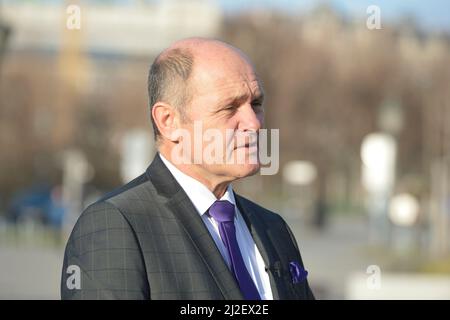 Vienna, Austria. 01st Jan, 2020. In occasione dell'adesione dell'Austria all'Unione europea 25 anni fa, il 1 gennaio 1995, il Parlamento racconta questa importante pietra miliare della storia austriaca contemporanea in un'installazione artistica in Piazza degli Eroi. La foto mostra il Presidente del Consiglio Nazionale, Wolfgang Sobotka Foto Stock