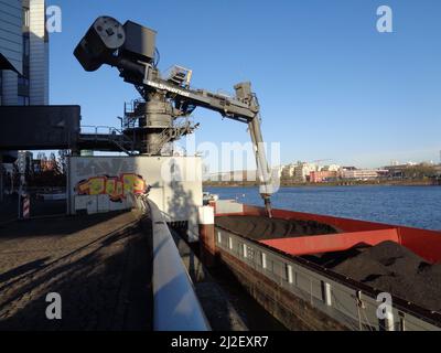 Scarico di carbone duro presso lo stabilimento West CHP di Francoforte, in Germania, da una chiatta sul fiume meno. Foto Stock