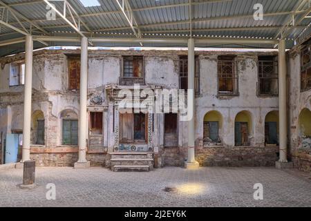 Vista interna, con il nuovo tetto di protezione installato. Con l'arca bruciato, colonnato. Alle rovine della sinagoga di Hevra a Izmir, Turchia. Foto Stock