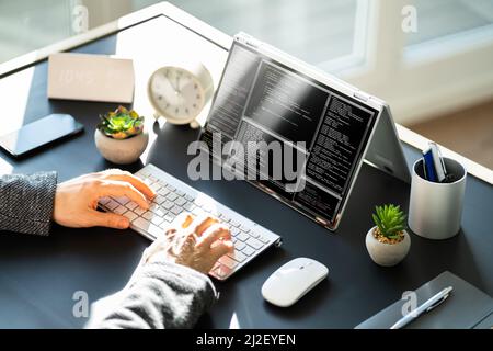 Sviluppatore di software maschio che digita il codice sul portatile Foto Stock