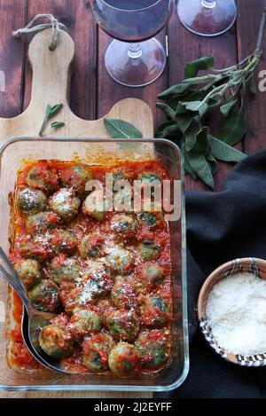 Spinaci e gnocchi di ricotta fatti in casa con salsa di pomodoro e parmigiano. Direttamente sopra. Foto Stock