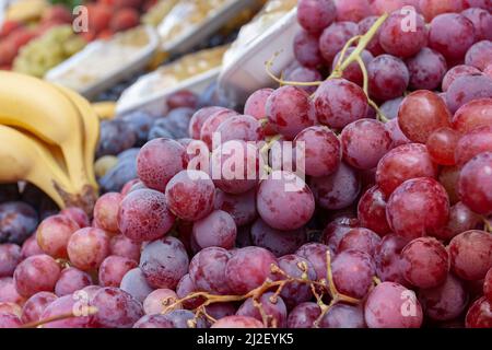 Grappoli di uva rossa succosa sul banco. Foto orizzontale. Foto Stock