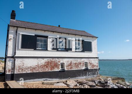 The Watch House a Lepe Hampshire Inghilterra un ex boathouse utilizzato da ufficiali della guardia costiera al momento della ricerca di contrabbandieri Foto Stock