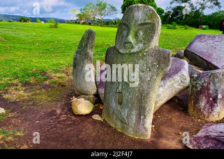 Oltre a Kalamba, a Pokekea c'è anche una statua in pietra che assomiglia ad un essere umano. La statua umana ha una caratteristica scultura facciale. Intaglio simile Foto Stock