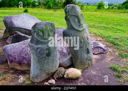 Oltre a Kalamba, a Pokekea c'è anche una statua in pietra che assomiglia ad un essere umano. La statua umana ha una caratteristica scultura facciale. Intaglio simile Foto Stock