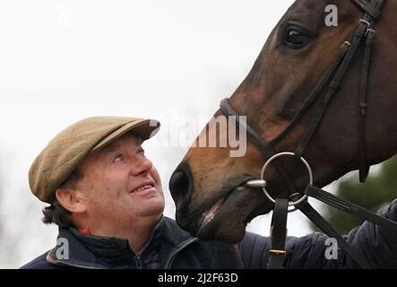 File photo datato 21-02-2022 di Nicky Henderson ed Epatante, che potrebbe salire fino a due miglia e mezzo per la prima volta nella Betway Aintree hurdle sulla pista Merseyside di giovedì. Data di emissione: Venerdì 1 aprile 2022. Foto Stock