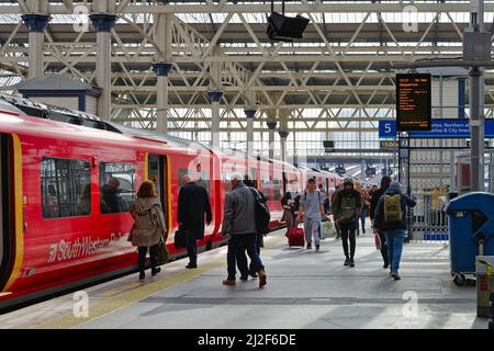 Un treno per pendolari della South Western Railway alla stazione di Waterloo, Londra, Inghilterra, Regno Unito Foto Stock