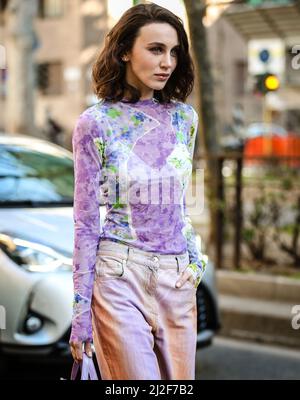 MILANO, Italia - Febbraio 27 2022: Mary Leest sulla strada di Milano. Foto Stock