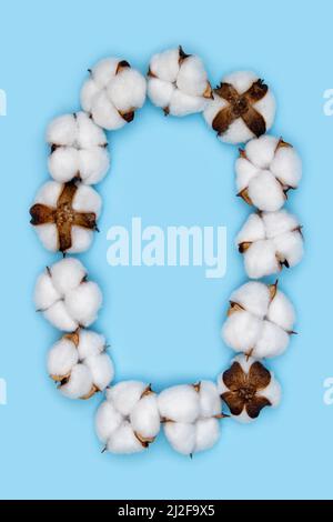 Numero 0 fatto di fiori di cotone e isolato su fondo blu massiccio. Concetto di numeri floreali. Un numero del set di caratteri in cotone facile da impilare. Foto Stock