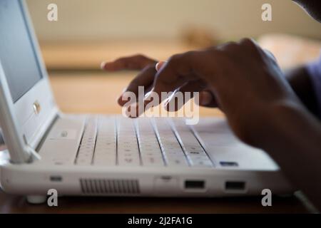 Uno studente impara a usare un nuovo laptop presso la Shikudule Combined School nella regione di Oshana, Namibia. Come parte della ristrutturazione finanziata dal MCC, gli studenti di Shikudu Foto Stock