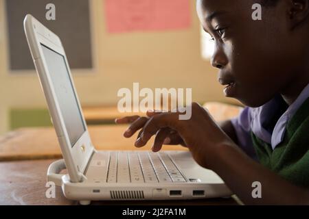 Evelyn Kaimbi, studente di grado 6 (12 anni), impara a usare un nuovo laptop presso la Shikudule Combined School nella regione di Oshana, Namibia. Come parte del programma finanziato dal MCC Foto Stock