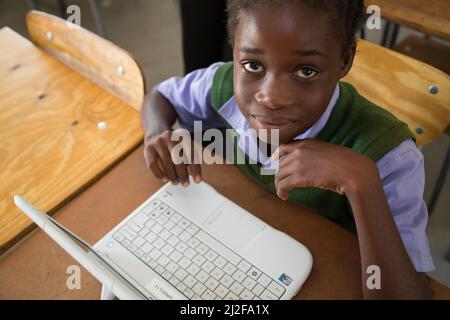 Evelyn Kaimbi, studente di grado 6 (12 anni), impara a usare un nuovo laptop presso la Shikudule Combined School nella regione di Oshana, Namibia. Come parte del programma finanziato dal MCC Foto Stock