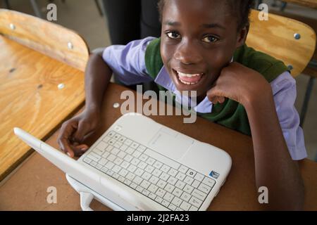 Evelyn Kaimbi, studente di grado 6 (12 anni), impara a usare un nuovo laptop presso la Shikudule Combined School nella regione di Oshana, Namibia. Come parte del programma finanziato dal MCC Foto Stock