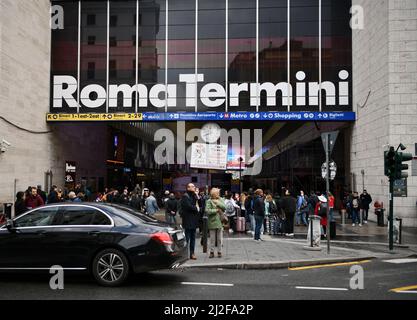 Roma, più di due anni dopo il suo annuncio. 31st Dic 2022. I passeggeri camminano presso la stazione ferroviaria di Roma Termini a Roma, 1 aprile 2022. Più di due anni dopo il suo annuncio, e dopo diverse estensioni, l'Italia giovedì ha ufficialmente concluso lo stato pandemico di emergenza COVID-19. La data di fine -- marzo 31 -- è stata originariamente annunciata dal primo Ministro Mario Draghi a febbraio. Il paese può ora gradualmente eliminare le restanti misure COVID tra l'aprile 1 e il 31 dicembre 2022. Credit: Jin Mamengni/Xinhua/Alamy Live News Foto Stock