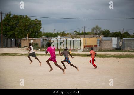 Bambini che corrono una corsa a Oshakati, Namibia, Africa sudoccidentale. Foto Stock