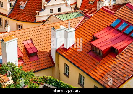 Tetti di tegole rosse con camini a Praga primo piano, Repubblica Ceca Foto Stock