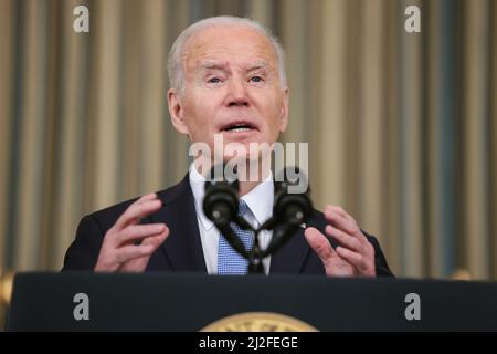 Washington, Stati Uniti. 01st Apr 2022. Il Presidente Joe Biden parla mentre esprime osservazioni sul rapporto di marzo sull'occupazione alla Casa Bianca il 1 aprile 2022 a Washington, DC. (Foto di Oliver Contreras/SIPA USA) Credit: Sipa USA/Alamy Live News Foto Stock
