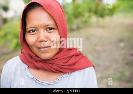 Satriani (35) è un piccolo coltivatore di cacao nella reggenza di Mamuju che ha beneficiato di una formazione agricola nell'ambito del progetto Green Prosperity dell'Indone Foto Stock