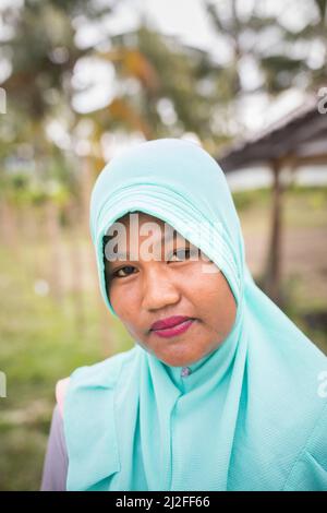 Erni è un piccolo coltivatore di cacao nella reggenza di Mamuju che ha beneficiato di una formazione agricola nell'ambito del progetto di prosperità verde del Compa indonesiano Foto Stock