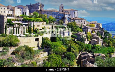 Vista panoramica panoramica sul pittoresco borgo medievale francese in cima alla collina, cielo blu estivo, nuvole soffici - Gordes, Provenza, Francia Foto Stock