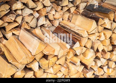 Stock di legna da ardere, un sacco di cazzi di betulla stendere impilato in fienile rurale Foto Stock