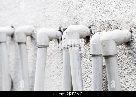 Pipeline di plastica in fila, foto ravvicinata con messa a fuoco selettiva Foto Stock