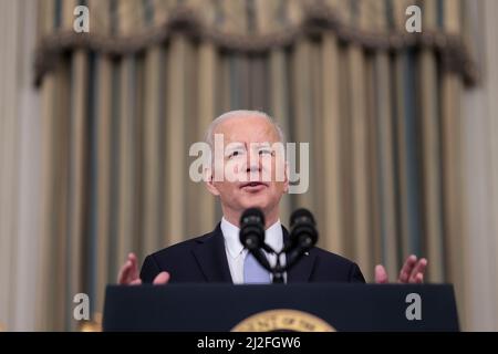 Washington, Stati Uniti. 01st Apr 2022. Il Presidente Joe Biden parla mentre esprime osservazioni sul rapporto di marzo sull'occupazione alla Casa Bianca il 1 aprile 2022 a Washington, DC. (Foto di Oliver Contreras/SIPA USA) Credit: Sipa USA/Alamy Live News Foto Stock