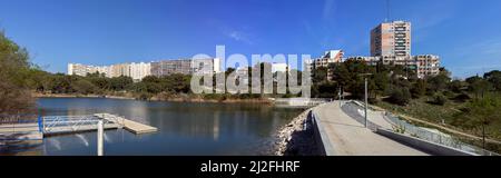 Edifici che si affacciano sul Lac des Garrigues. Gli Hauts de Massane, quartiere di Mosson-la Paillade. Montpellier, Occitanie, Francia Foto Stock