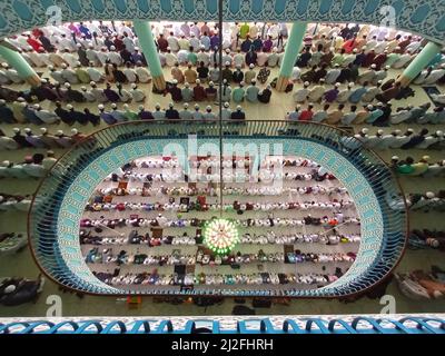 1 aprile 2022, Dhaka, Dhaka, Bangladesh: Decine di migliaia di devoti pagano il loro rispetto durante la preghiera musulmana di Jummah alla Moschea Nazionale di Baiul Mukarram a Dhaka, Bangladesh. Circa 10.000-15.000 persone hanno frequentato la Moschea per le loro preghiere settimanali. La Moschea Nazionale del Bangladesh, conosciuta come Baitul Mukarram o la Casa Santa in inglese, è una delle 10 moschee più grandi del mondo e può ospitare fino a 40.000 persone, anche nello spazio aperto esterno. La moschea ha diverse caratteristiche architettoniche moderne e allo stesso tempo conserva i principi tradizionali dell'architettura Mughal Foto Stock