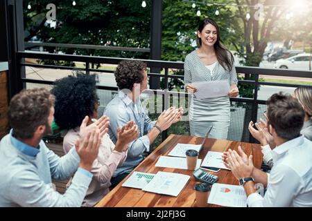 Un diffusore così stimolante. Foto di un gruppo di colleghi che hanno applaudato durante una riunione in un bar. Foto Stock
