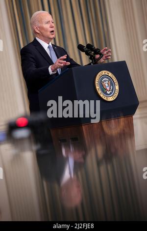 Washington, Stati Uniti. 01st Apr 2022. Il Presidente Joe Biden parla mentre esprime osservazioni sul rapporto di marzo sull'occupazione alla Casa Bianca il 1 aprile 2022 a Washington, DC. (Foto di Oliver Contreras/SIPA USA) Credit: Sipa USA/Alamy Live News Foto Stock