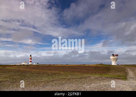 Faro e foghorn al punto di Ayre sulla costa del Mare d'Irlanda dell'Isola di Man Foto Stock