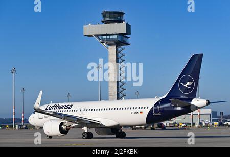 28 marzo 2022, Brandeburgo, Schönefeld: Un aereo da passeggeri Lufthansa per l'aeroporto di Berlino-Brandeburgo (BER). Foto: Patrick Pleul/dpa-Zentralbild/ZB Foto Stock