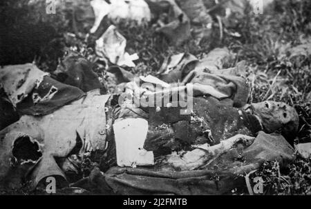 Vecchia fotografia in bianco e nero di caduto caduto corpo morto / cadavere del soldato ucciso della prima Guerra Mondiale sul campo di battaglia durante la prima Guerra Mondiale Foto Stock