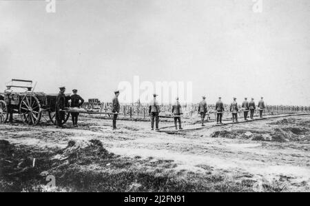 Commissione delle tombe imperiali di guerra / CWGC che seppellisce i soldati della prima guerra mondiale, caduti durante la prima guerra mondiale, nel 1920 al cimitero di Tyne Cot, Fiandre, Belgio Foto Stock