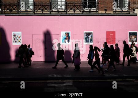 Londra, Regno Unito. 26 marzo 2022. Le persone in silhouette passano davanti a una costruzione che si accoccola su Oxford Street. Credito: Stephen Chung / Alamy Foto Stock