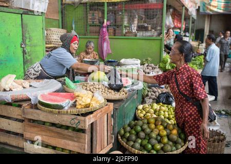 Mercato dei prodotti e dei fiori a Yogyakarta, Indonesia. Foto Stock