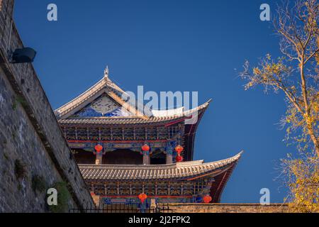 Un colpo ad angolo basso della porta di Cangshan della città antica di Dali contro un cielo blu Foto Stock