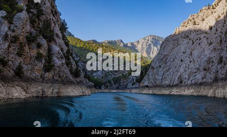 Due impronte d'acqua da una barca sull'acqua nel Green Canyon in Turchia Foto Stock