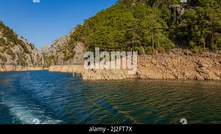 Due impronte d'acqua da una barca sull'acqua nel Green Canyon in Turchia Foto Stock