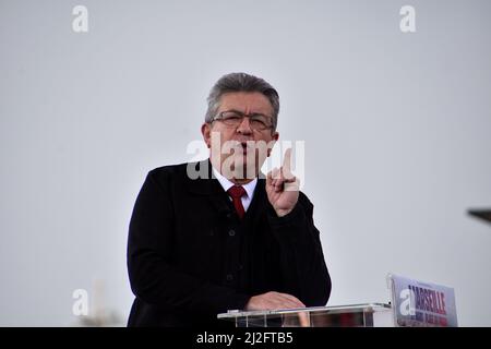 Marsiglia, Francia. 27th Mar 2022. Jean-Luc Melenchon sul palco durante il suo incontro politico. Jean-Luc Mélenchon candidato di estrema sinistra per le elezioni presidenziali del partito la France Insoumise (LFI) ha avuto un incontro pubblico a Marsiglia. Il primo turno delle elezioni presidenziali francesi si svolgerà il 10 aprile 2022, il secondo il 24 aprile. (Credit Image: © Gerard Bottino/SOPA Images via ZUMA Press Wire) Foto Stock