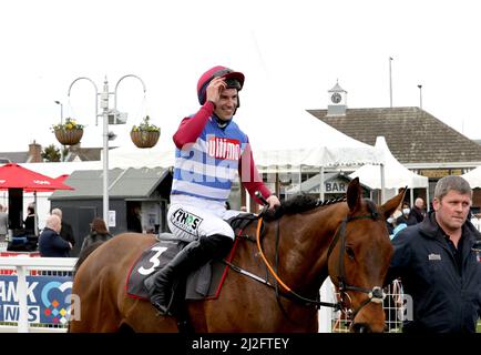 Il jockey Adrian Heskin è condotto nel ring della sfilata su Thunder Rock dopo aver vinto il Quiz Clothing Novicesâ€™ ostacolo durante il Coral Scottish Grand National Ladies Day all'ippodromo di Ayr, Ayr. Data foto: Venerdì 1 aprile 2022. Foto Stock