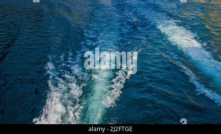 Due impronte d'acqua da una barca sull'acqua nel Green Canyon in Turchia Foto Stock