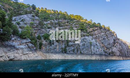 Due impronte d'acqua da una barca sull'acqua nel Green Canyon in Turchia Foto Stock