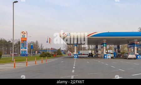 Belgrado, Serbia - 29 marzo 2022: Grande stazione di benzina NIS Zmaj all'autostrada per la città capitale. Foto Stock