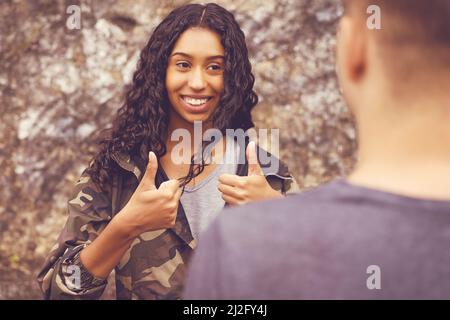 Bella donna hipster sudamericana che parla con il ragazzo all'aperto in stile urbano Foto Stock