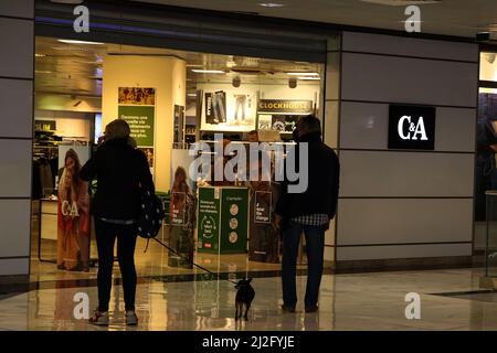 Nizza, Francia. 29th Mar 2022. Gli acquirenti entrano in una filiale del negozio C&A in Center Commercial. (Foto di Dinendra Haria/SOPA Images/Sipa USA) Credit: Sipa USA/Alamy Live News Foto Stock